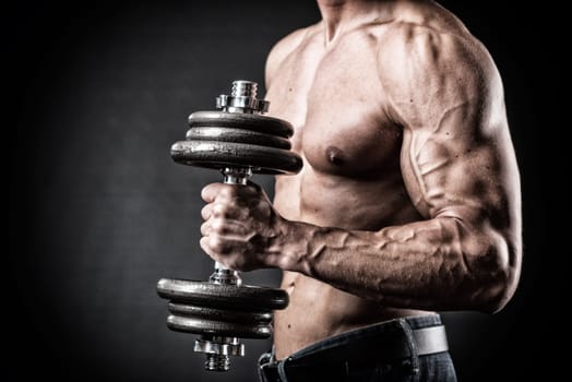 a muskelprotz trained with a dumbbell