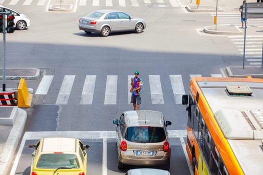 Juggler in action in the Milan crossroad