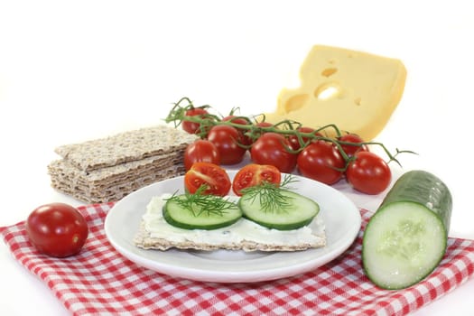Crispbread with tomatoes and cucumber