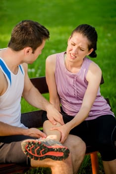Man helps to woman who injured her leg when jogging