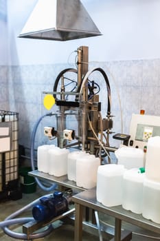 Maschine for filling canister. Pharmaceutical and chemical industry. Manufacture on factory