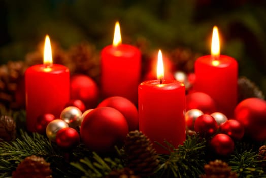 Low-key recording of an Advent wreath with 4 burning candles