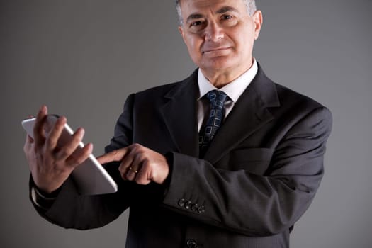 An old manager using successfully and with satisfaction a tablet