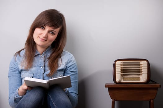 a girl at home reading in relax sitting on the floor