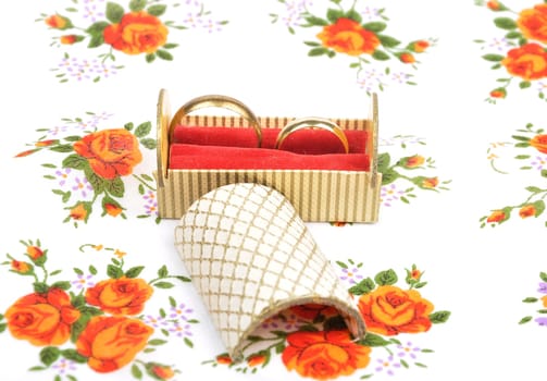 Arrangement with wedding rings