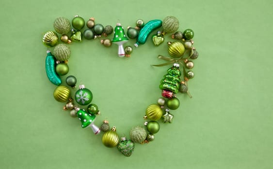 Gruene Christmas tree balls in the shape of a heart on Gruen