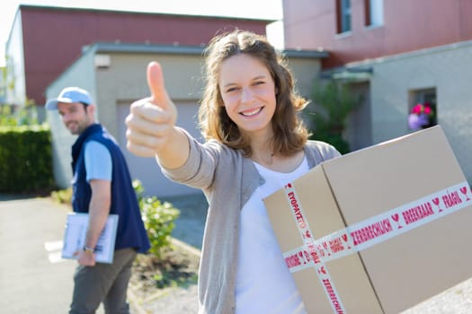 woman happy,parcel,delivery  man   package  parcel  deliver  big   box  cardbox  fragil  exterior  digital  house  home  professional  gift  surprise  happy  contact  confident  exchange  blue  colorful  20s  30s  people  residential  neighbourhood  customer