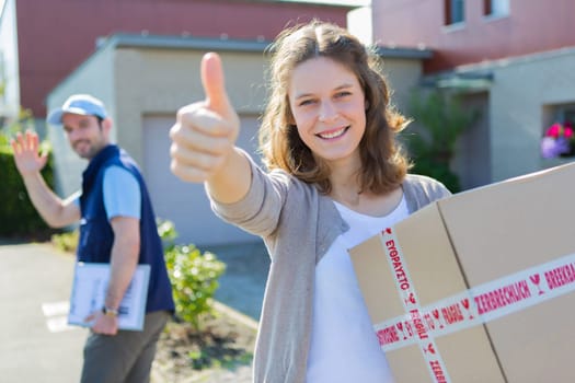 woman happy,parcel,delivery  man   package  parcel  deliver  big   box  cardbox  fragil  exterior  digital  house  home  professional  gift  surprise  happy  contact  confident  exchange  blue  colorful  20s  30s  people  residential  neighbourhood  customer