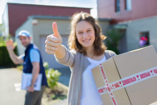 woman happy,parcel,delivery  man   package  parcel  deliver  big   box  cardbox  fragil  exterior  digital  house  home  professional  gift  surprise  happy  contact  confident  exchange  blue  colorful  20s  30s  people  residential  neighbourhood  customer