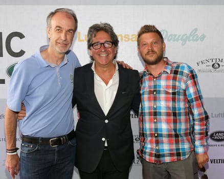 Christian Uhrig ( Landrover) Michael van Droffelaar (wavemusic) und Lutz Haefner , .Landrover Public Chill 2015 im Unileverhaus Hamburg