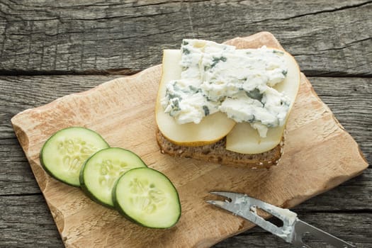 Bread rolls with pear and Gorgonzola cheese