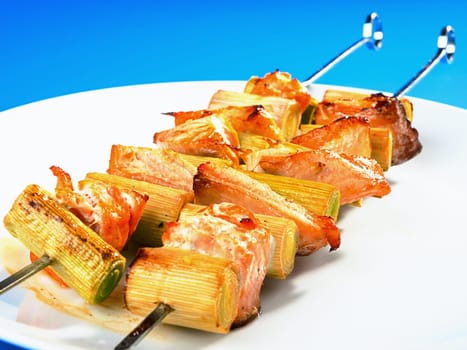 Salmon skewers with leek