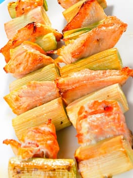 Salmon skewers with leek