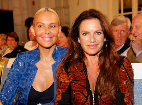 Natascha Ochsenknecht und Christine Neubauer ,   Modenschau  Herbst/Winter 2015  von Liz Malraux Design in Hamburg