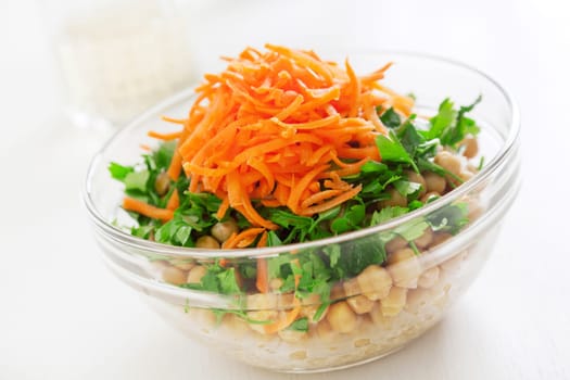 Salad with chickpeas, bulgur and carrots