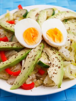 Salad with avocado, peppers and eggs, one portion