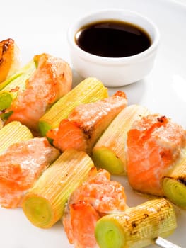 Salmon skewers with leek