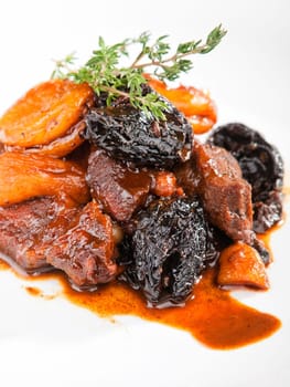 Veal with dried fruits