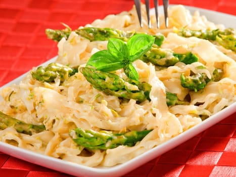 Tagliatelle with asparagus and cream, one portion