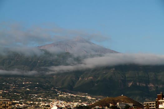 der pico del teide,manchmal auch teyde,ist die mit 3718 m höchste erhebung kanarischen auf der insel teneriffa und auf der berg höchste spanischem staatsgebiet. wikipedia