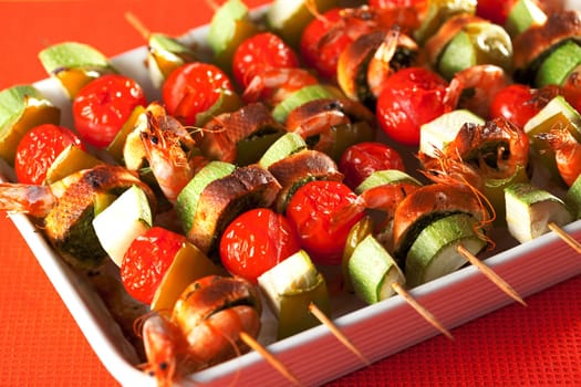 Shrimps and vegetables skewers