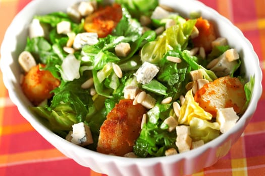 Salad with tomatos, tuna fish and croutons and sour sauce