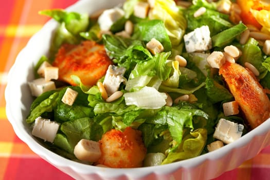 Salad with tomatos, tuna fish and croutons and sour sauce