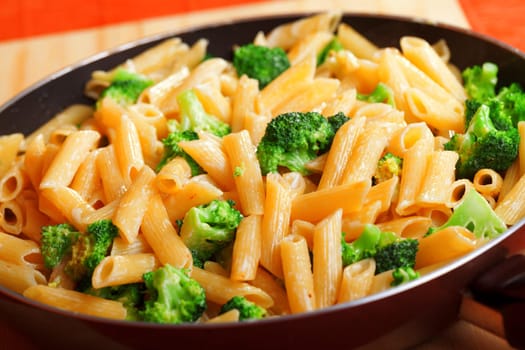 Penne with broccoli and cream, cooked in frying pan