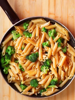 Penne with broccoli and cream, cooked in frying pan