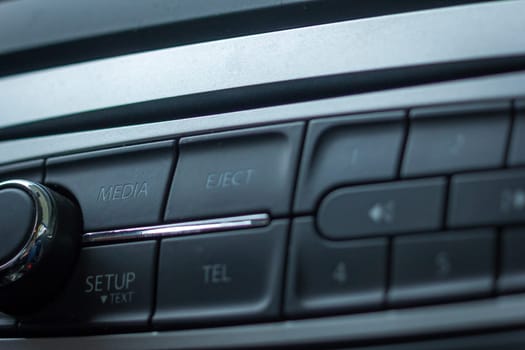 Multi Media in the Car - The Car Radio