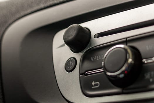 Multi Media in the Car - The Car Radio