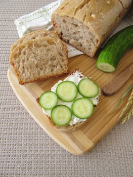 Cucumber bread with cream cheese and cucumber slices