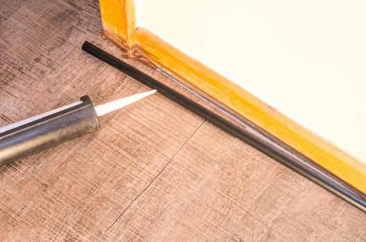 Application joint gun,application of adhesive for basestrip fastening.