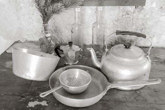 Old objects on a table to kitchen