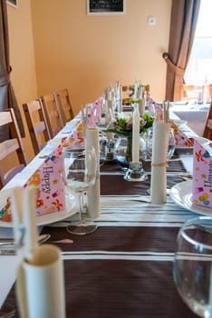 Birthday table decoration with plates, glasses, napkins and flowers