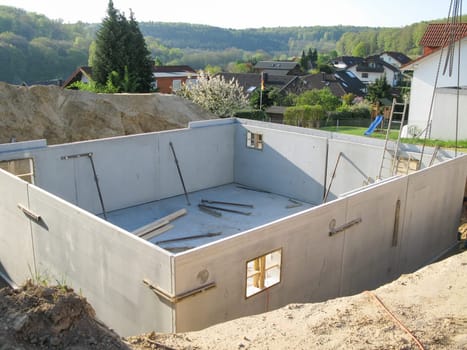Construction of a prefabricated cellar with prefabricated concrete parts