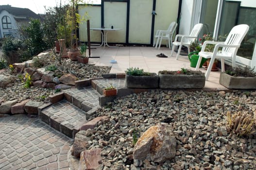 Steingarten  frisch, bepflanzt, Pflanzen, junge