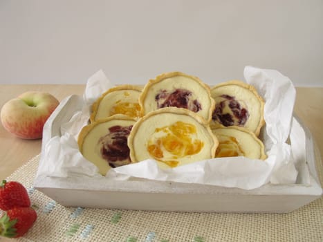 Small tartlets with quark,peach and strawberry