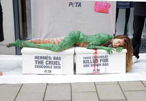 Alexandra Kamp Peta action in front of the Hermes Shop