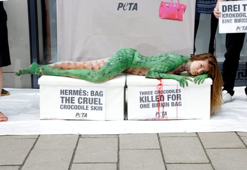 Alexandra Kamp Peta action in front of the Hermes Shop