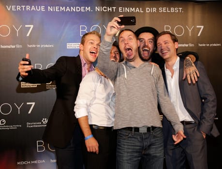 Ben Muenchow, Oezguer Yildirim, Buddy Oguen , Daniel Schuetter, David Kross beim Selfie machen ,  BOY 7 Kinotour im Cinemaxx Hamburg am 19.08.2015