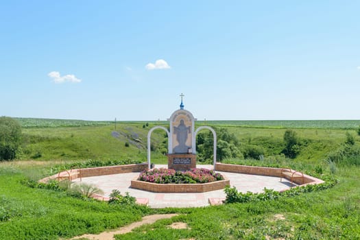Gate as a tricuspid arch with prayers engraved on it for passage to the holy spring.