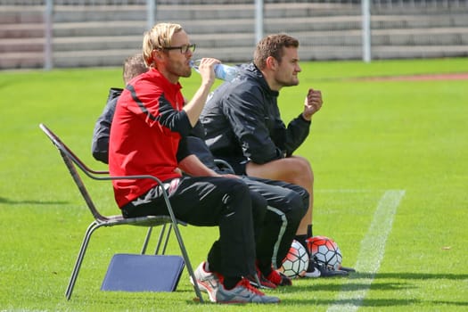 Martin Schweizer,Trainer,SC Freiburg II,drinks mineral water,RL SW - 15/16 - SC Freiburg II vs SV Elversberg