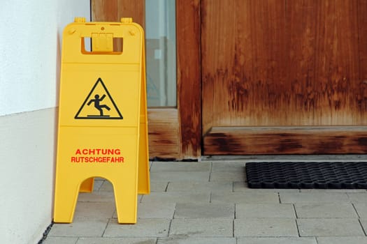 Note board - Attention to slip danger. Attention slippery floor