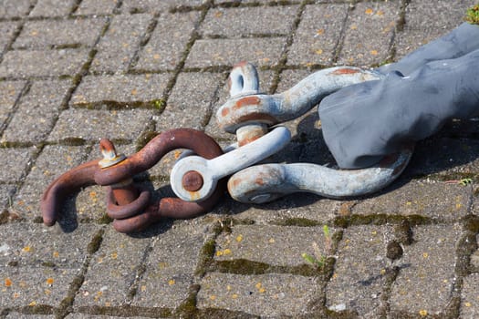 Mooring leg with shackles in the port of Warnemünde