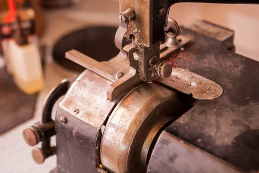 Rough and smooth down machine for leather  pieces
