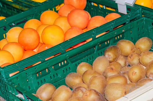Stand with oranges,mandarins and fresh kiwis at a farmers market.