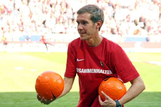 Julian Schuster was also in the stadium after his mid-face fracture and the subsequent operation after the last home game and presented himself to the fans