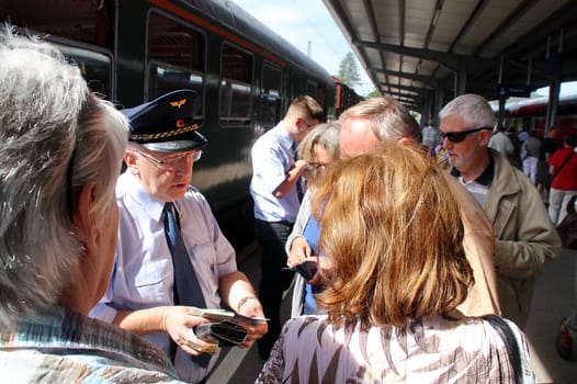 On 24 June 2012,the 125th anniversary of the 'Höllentalbahn' from Freiburg to Titisee was celebrated with a large station festival at Titisee station. Baden-Württemberg Transport Minister Winfried Hermann