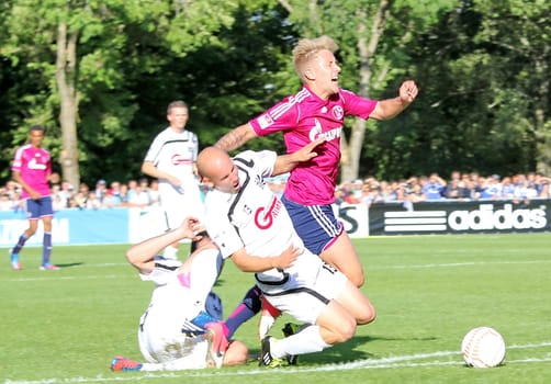 Lewis Holtby is taken off his feet by Mario Ketterer. The subsequent free kick brought the Schalkers a 1-0 lead through Farfan.